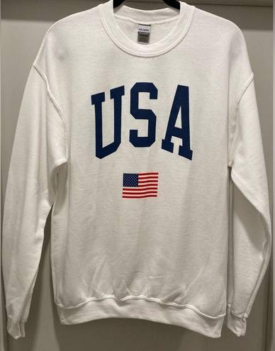 Gildan NWOT  White USA American Flag Patriotic Crewneck Sweater Sweatshirt - M