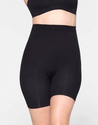 SKIMS 38.  SEAMLESS SCULPT ONYX SHORTS SMALL/MEDIUM