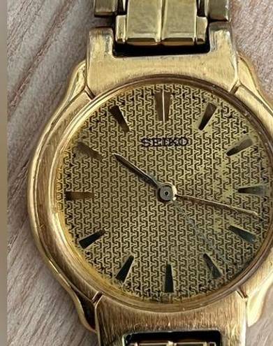Seiko  Ladies Watch Vintage Round Zigzag Striped Dial Gold Tone Bracelet