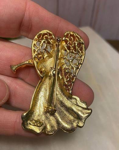 Krass&co JJ Jonette Jewelry  Angel brooch gold tone vintage stamped