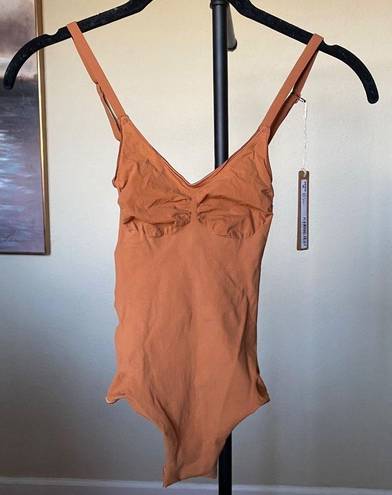 SKIMS NWT  EVERYDAY SCULPT BODYSUIT BRONZE Size M