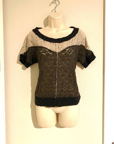 BKE Boutique short sleeved sweater. Sz M. Mint!