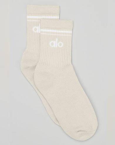 Alo Yoga NWT  Unisex Half-Crew Throwback Socks in Bone/White Size Small