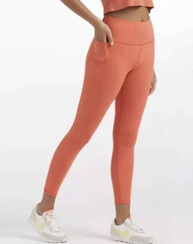 Vuori  Studio Pocket Leggings in Grapefruit Size S