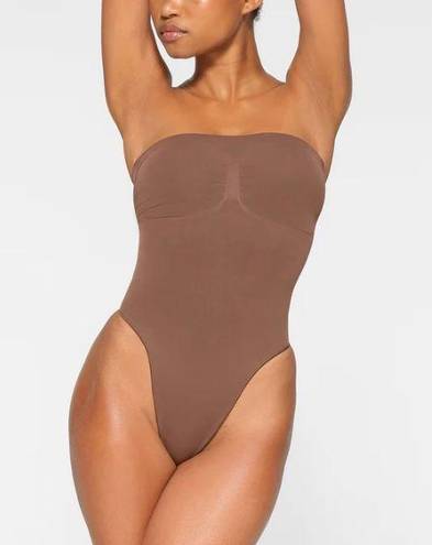 SKIMS Strapless Sculpting Bodysuit S