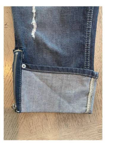 Guess NWOT distressed  capri jeans with zipper bottom. Sz 28