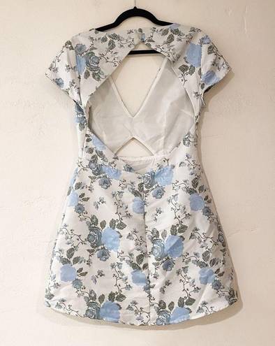 superdown  Carolisa Open Back Mini Dress in Blue White Floral Size Large