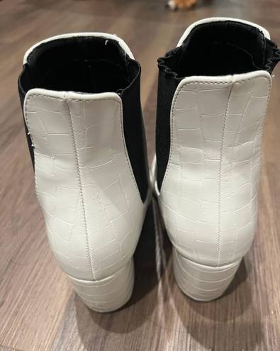 Qupid White boots