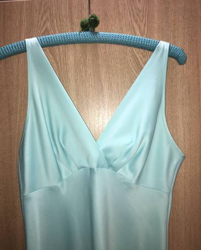 Jones New York 's women’s light blue of a silky blend dress. Size Small.