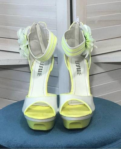 Daisy NWOT white yellow vegan patent leather 3D  appliqué 5” platform sandal sz 9