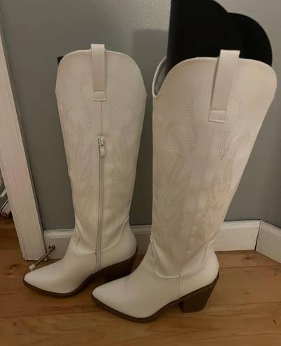 white womens cowboy boots Size 8.5