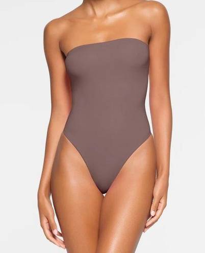 SKIMS  Fits Everybody Strapless Bodysuit