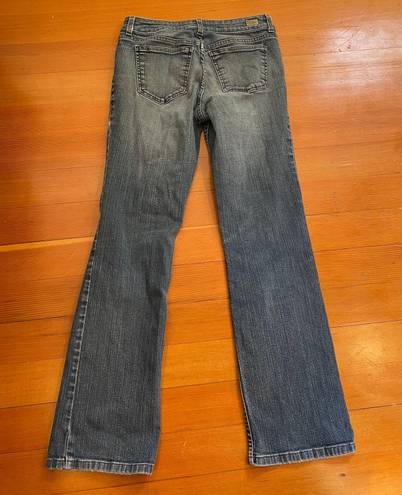 DKNY Light wash denim blue jeans -sz 4  Gently used and in good condition. Measurements in photos.