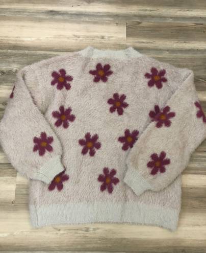 Listicle , oversized Large, NWOT, fuzzy warm sweater with daisies, pit to pit is 25, length is 26