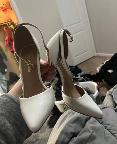 white closed toe heels Size 7.5