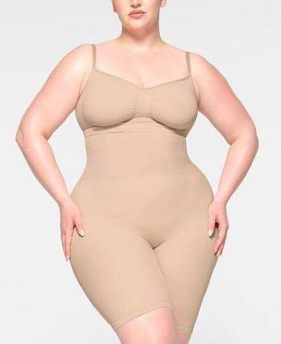 SKIMS  Seamless Sculpt Mid Thigh Short Shapewear in Mica Size Medium