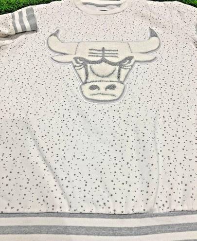 Nba  Chicago Bulls Vintage Womens White Logo Sweatshirt Medium