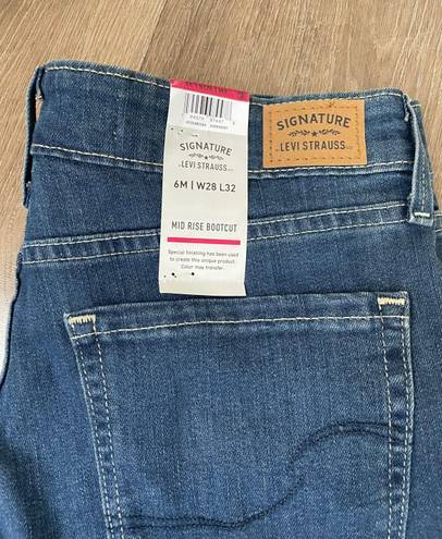 Levi Strauss & CO. Signature by Levi Strauss NEW Mid-rise Bootcut jean Simply Stretch Women’s sz 6M