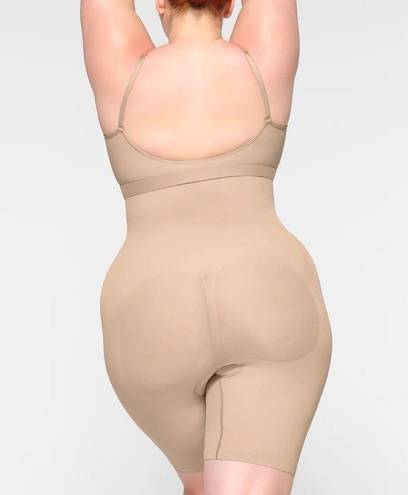 SKIMS  Seamless Sculpt Mid Thigh Short Shapewear in Mica Size Small