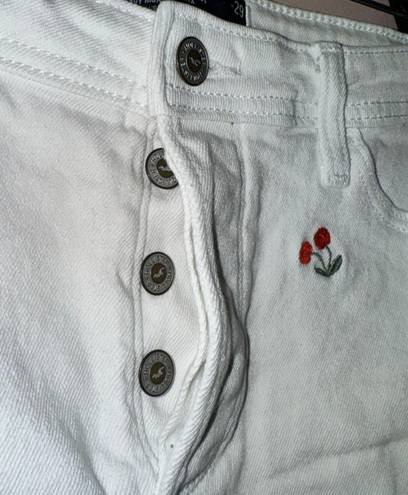 Hollister White Cherry Embroidered Curvy High Rise Mom Short 3” Size 9 NWOT!