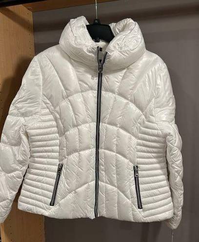 Guess  White Puffer Coat. NWT. Size XL.