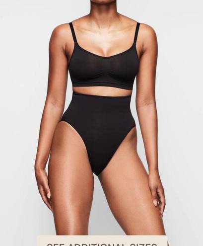 SKIMS  Seamless Sculpt Bralette Shapewear in Onyx