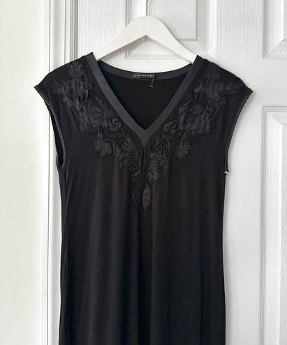 Natori Josie  Black Silk Trim Floral Appliqué Neckline Lounge Essentjals Gown S