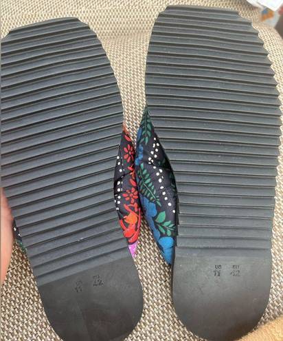 Farm Rio  Women's Puffy Printed Flip Flops Navy Size US 11 Vacation Shoes