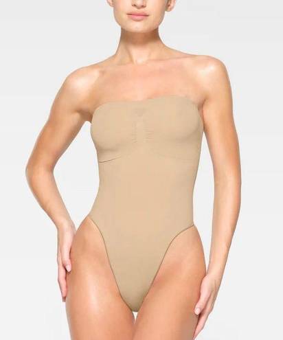 SKIMS NEW!! Strapless Sculpting Bodysuit XS