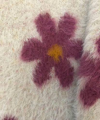 Listicle , oversized Large, NWOT, fuzzy warm sweater with daisies, pit to pit is 25, length is 26