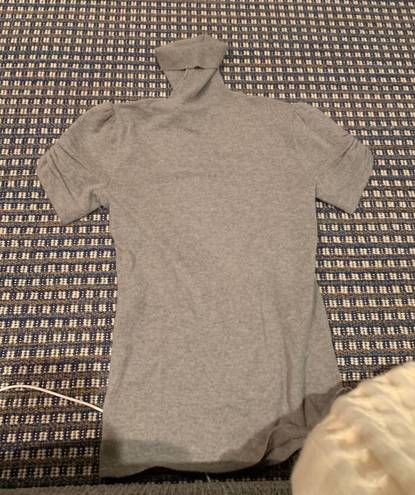 Gray turtleneck top short sleeves