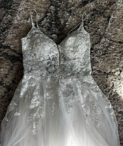 Womens Loyeloy Wedding Dress Brand New size 12