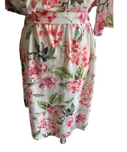 Show Me Your Mumu beautiful lightweight Robe, white with bright pink flowers, comes with belt, size is one size small/medium, excellent condition