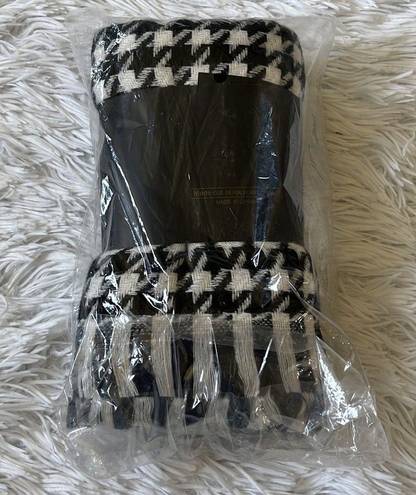 Virginia Wolf Scarf fringe end knit in black in white checks one size