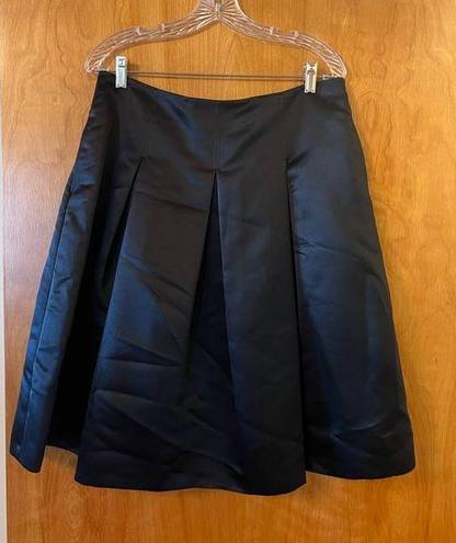 Brooks Brothers  346 Black Pleated Skirt Sateen Look To It Size Zipper Size 10