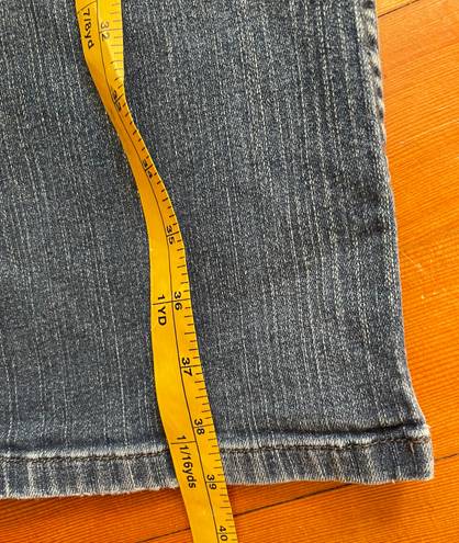 DKNY Light wash denim blue jeans -sz 4  Gently used and in good condition. Measurements in photos.