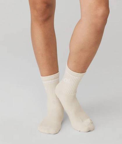 Alo Yoga NWT  Unisex Half-Crew Throwback Socks in Bone/White Size Small