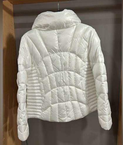 Guess  White Puffer Coat. NWT. Size XL.