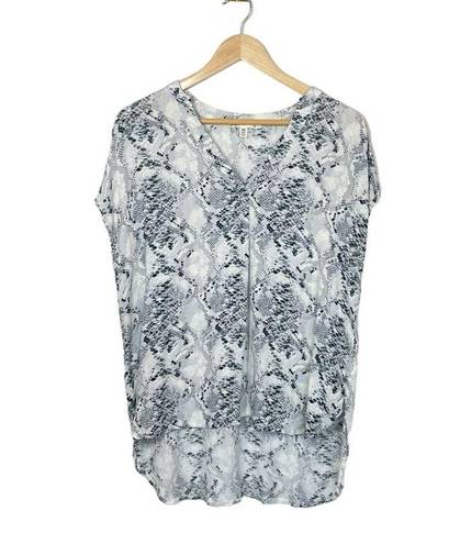 Seven7  Women’s Silky Snakeskin Print Tunic Blouse in White/Grey Size M