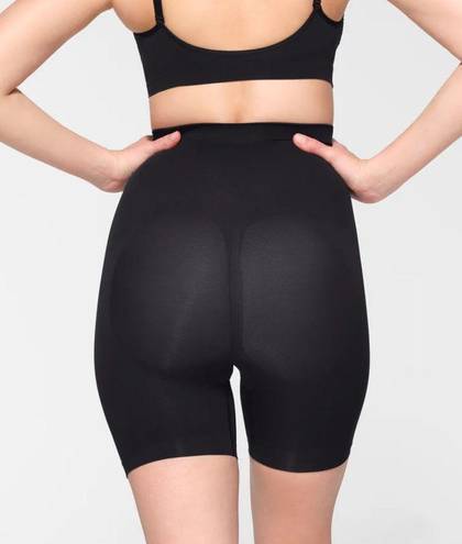 SKIMS 38.  SEAMLESS SCULPT ONYX SHORTS SMALL/MEDIUM