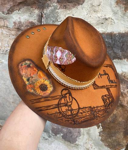 Idyllwind Nwt “Howdy Fall”  Spice OS Hand Burned Felt Hat