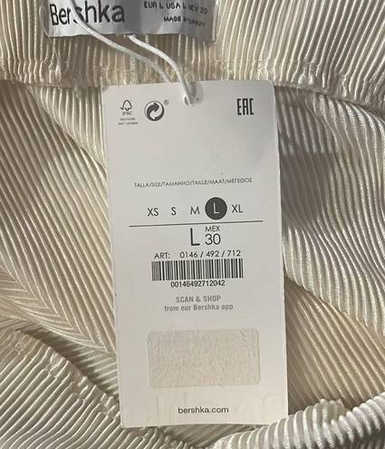 Bershka NWT  Pleated Wide Leg Palazzo Pants Size L, Cream New with Tag