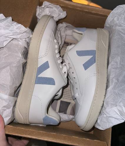 VEJA NIB Size 6  V-12 Leather Sneakers