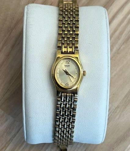 Seiko  Ladies Watch Vintage Gold Tone Bracelet Gold Tone Oval Dial