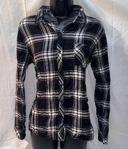 Well Worn  Long Sleeve Button Down Women’s Flannel Size Small Black And White