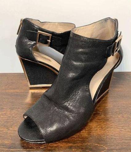 Louise et Cie  Women's Black Gold Wedge Side Buckle Peep Toe Leather 10M