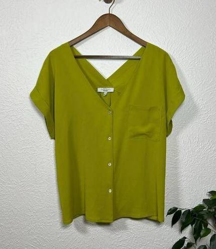 Sweet Rain  Women’s Large Chartreuse Green Short Sleeve Lightweight Pocket Blouse