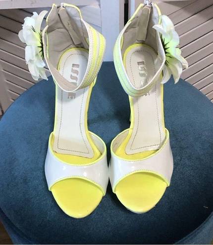 Daisy NWOT white yellow vegan patent leather 3D  appliqué 5” platform sandal sz 9