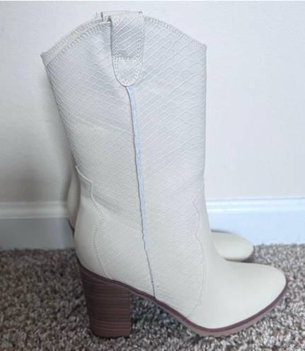 Cream Snakeskin Cowboy Boots White Size 6