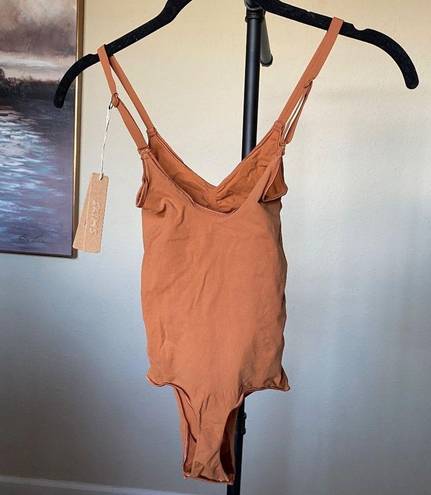 SKIMS NWT  EVERYDAY SCULPT BODYSUIT BRONZE Size M